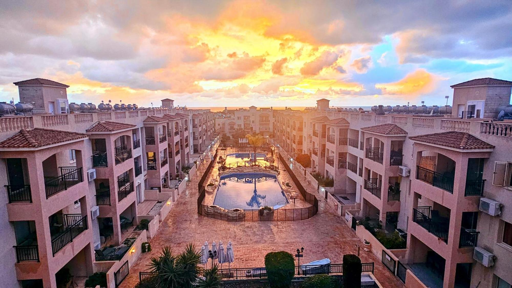 Royal-Seacrest Oasis, Pool-Side Apartment Paphos Exterior photo