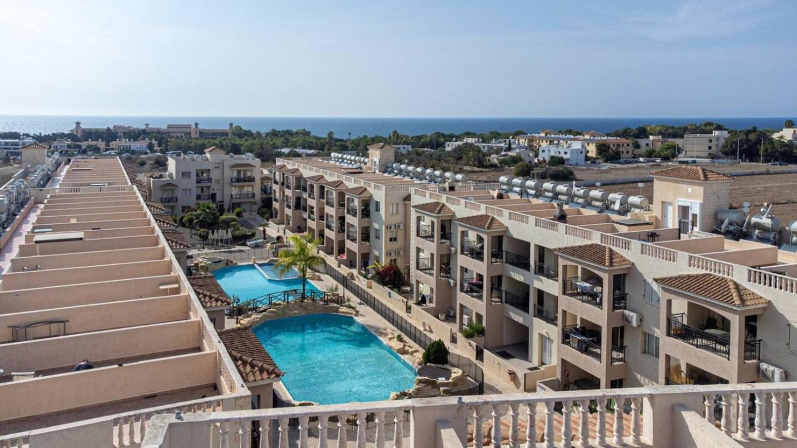 Royal-Seacrest Oasis, Pool-Side Apartment Paphos Exterior photo