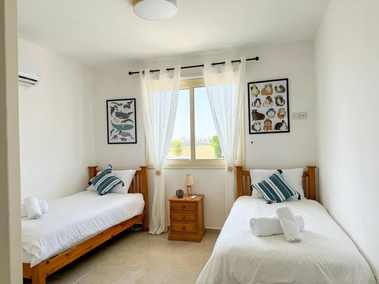 Royal-Seacrest Oasis, Pool-Side Apartment Paphos Exterior photo